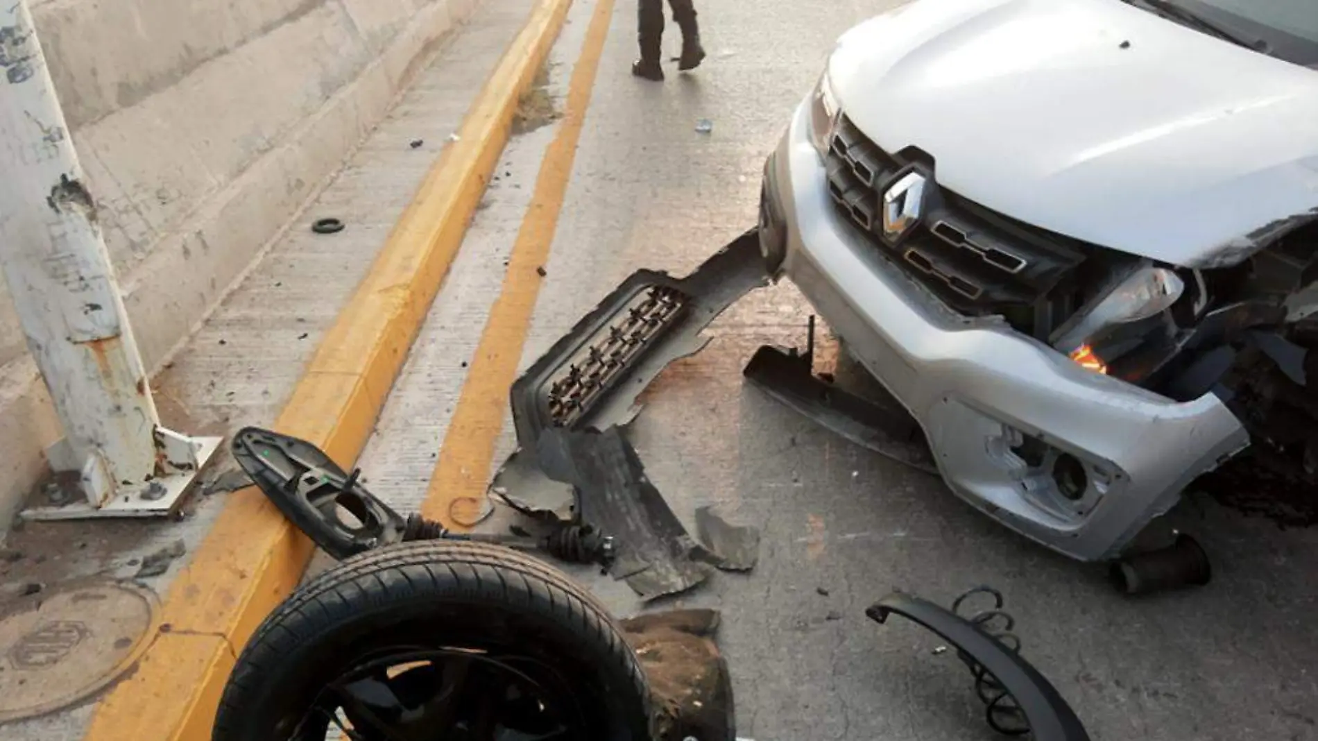 Auto chocado contra poste